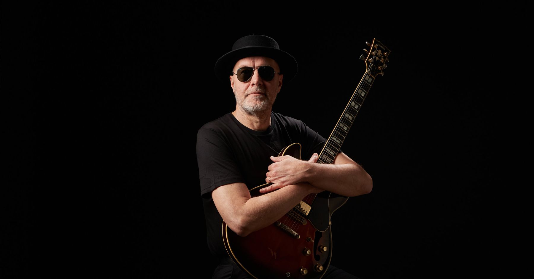 Maciek Hrybowicz with his Yamaha SA2000S guitar